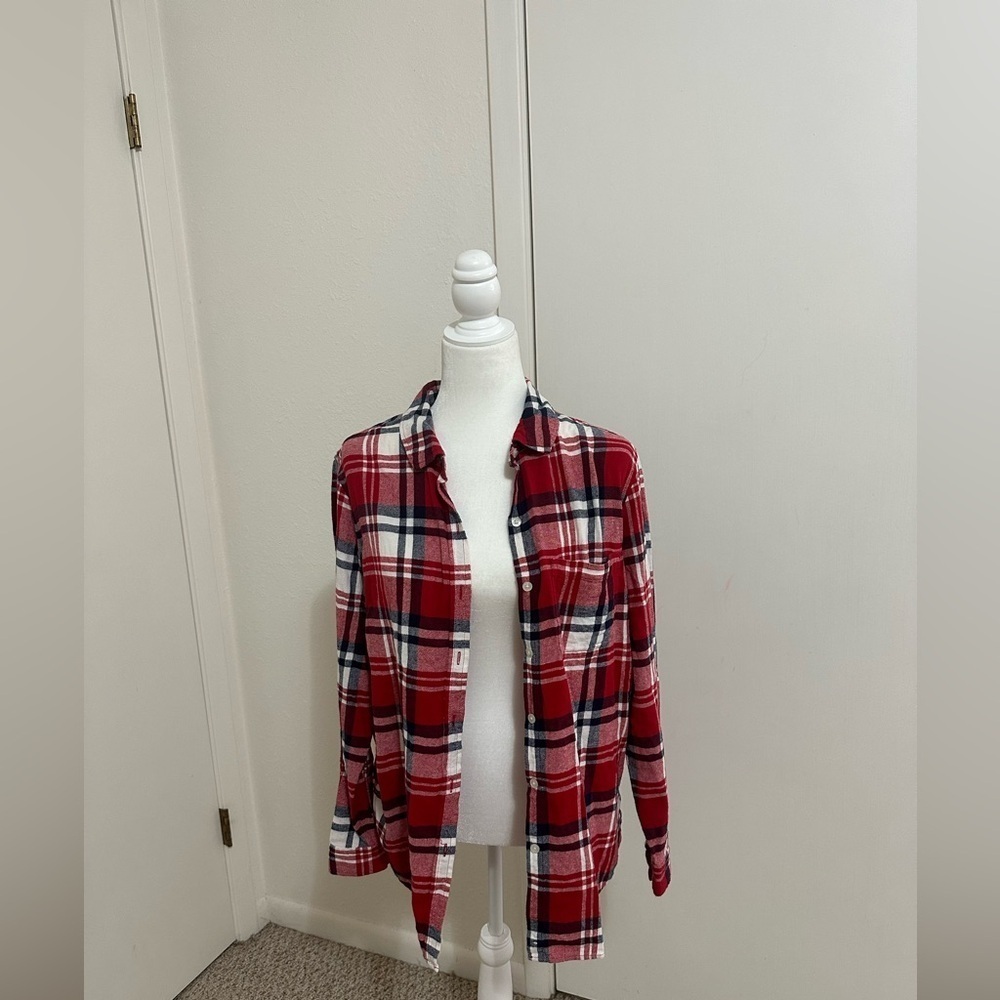 Gap women’s red and white holiday/ fall winter plaid flannel shirt Sz M